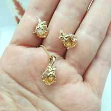 Cargar imagen en el visor de la galería, 14 K Gold Plated butterfly pendant and earrings set with orange zirconium - BIJUNET