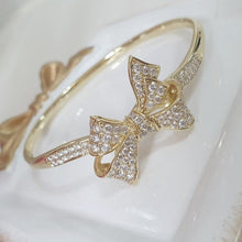 Cargar imagen en el visor de la galería, Luxury 14 K Gold Plated bow bangle with white zirconium - BIJUNET