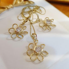 Cargar imagen en el visor de la galería, 14 K Gold Plated flowers pendant and earrings set with white zirconium - BIJUNET
