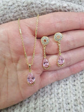 Cargar imagen en el visor de la galería, 14 K Gold Plated pendant and earrings set with pink zirconium - BIJUNET
